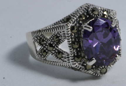 Anillo con piedra online morada