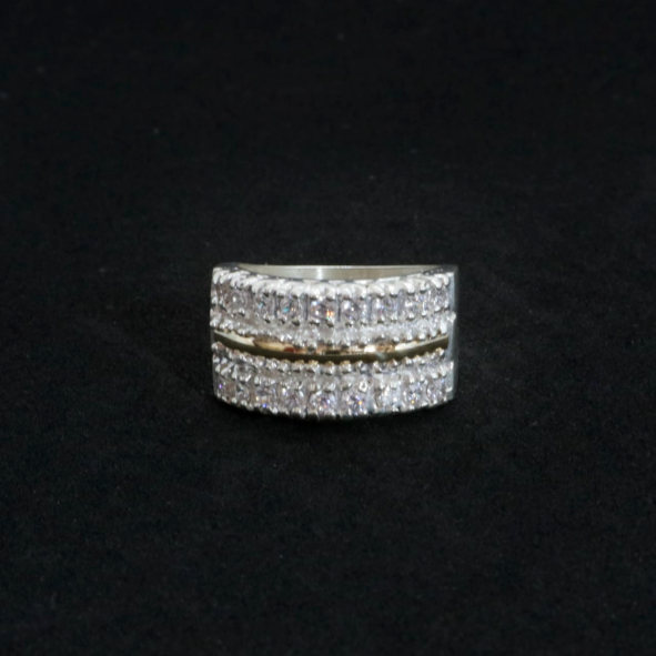Anillo con piedritas alrededor best sale