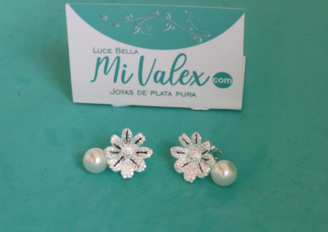 A424 Arete Flor Bolita Blanca