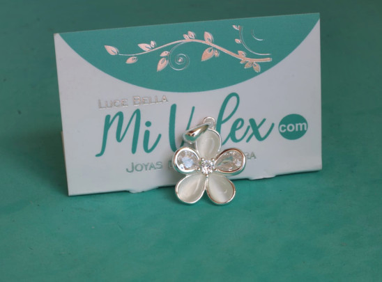 Di180 Dije Flor Blanca