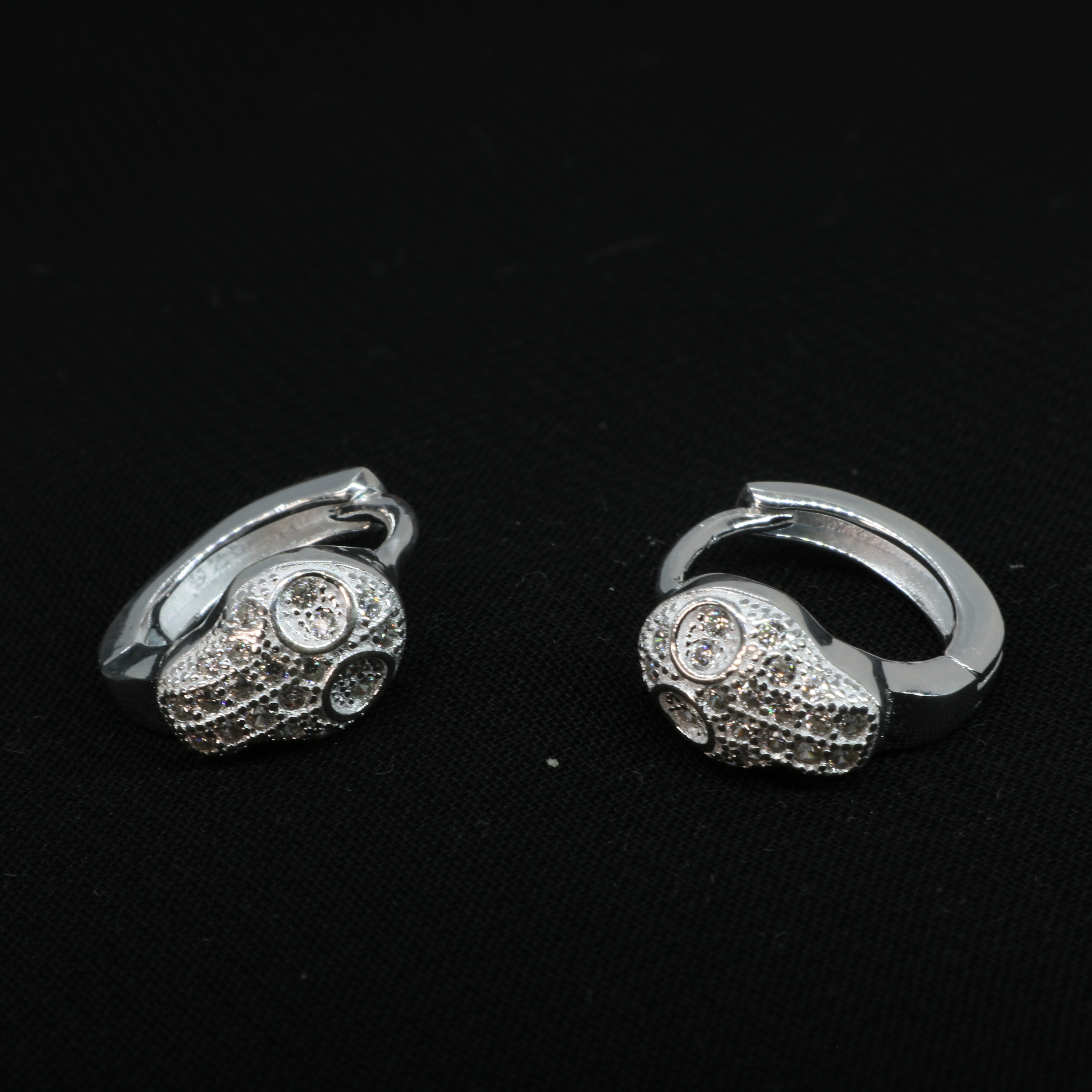 Arete clic blanco