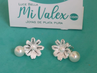 A424 Arete Flor Bolita Blanca